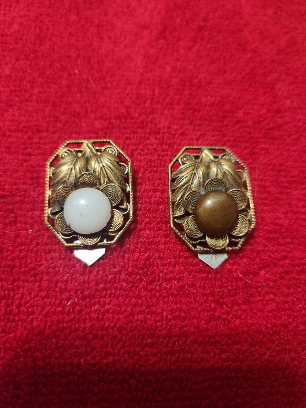 Lot of 20 Antique/Vintage Items Trifari, ART, Monet, Avon, Karen Lynne - Picture 15 of 16